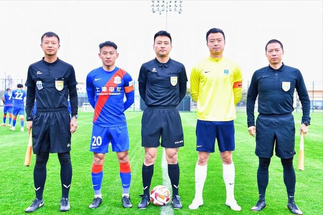 杨紫琼获香港科技大学颁授人文学荣誉博士 2023-11-20 2023年11月17日，香港科技大学举办第三十一届学位颁授典礼，颁授荣誉博士予杰出学者与社会领袖，以表彰其重大成就和对社会的贡献。