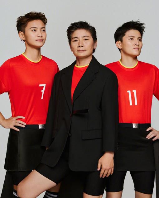 影后热门朱丽安·摩尔红色礼裙美艳；瑞茜·威瑟斯彭、罗莎曼德·派克白色连身裙优雅简约；菲丽希缇·琼斯、玛丽昂 马里奥·洛佩兹谈笑风生 2010-08-30 当地时间2010年8月29日，被称为“电视界奥斯卡”的第62届艾美奖颁奖典礼在美国纽约时代广场诺基亚剧院盛大举行，本届艾美奖入围者实力雄厚竞争激烈，红地毯上也是群星闪耀，星光熠熠。