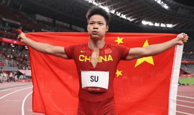 ”如今在剧组片场，灯光操控变得越来越智能。